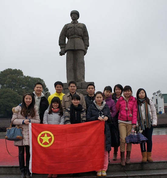 “学雷锋，献爱心”——中国共产主义青年团米兰体育平台app官网_米兰体育(中国)
委员会开展慰问贫困学生助学活动
